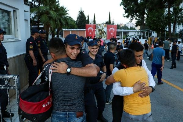 Erken terhis olan askerler evlerine dönmeye başladı