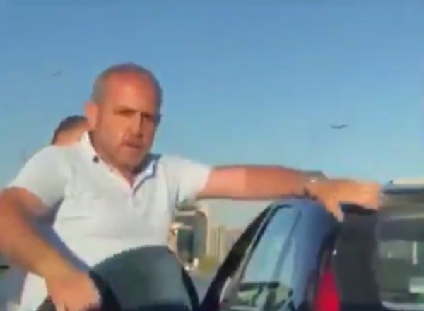 Ä°stanbul'da trafik magandasÄ± yol kesip araca zarar verdi 