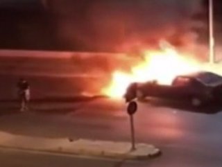 İzmir'de iki araç yandı