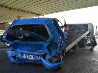 Sefaköy'de iki araç çarpıştı: 3 yaralı