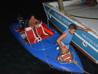 Denizde mahsur kalan gençleri balıkçılar kurtardı