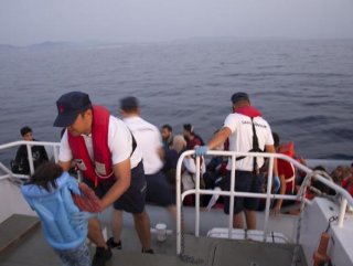 Dikili'de 45 kaçak göçmeni Sahil Güvenlik uçağı yakaladı