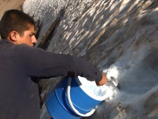 Göçerler karları eritip su ihtiyacını karşılıyor