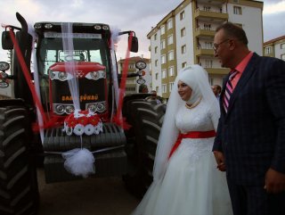Sivas'ta damat gelini babaevinden traktörle aldı #1