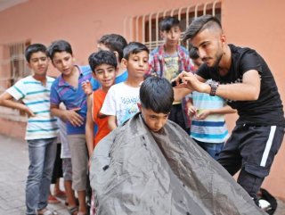 Diyarbakır'da bir kalfa çocukları ücretsiz tıraş ediyor