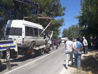Adana'da lastiği patlayan minibüs yayalara çarptı: 2 ölü