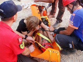 Fethiye'de kayalıklara düşen genç kız kurtarıldı