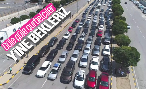 Gurbetçiler sınır kapısından ülkelerine dönüyor