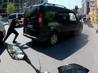 İstanbul'da minibüs, aracını iten adamın ayağını ezdi 