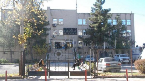 Belediye meclis üyelerine kayyum atandı