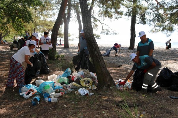 Fethiye'de vatandaşların gönüllü çöp temizliği