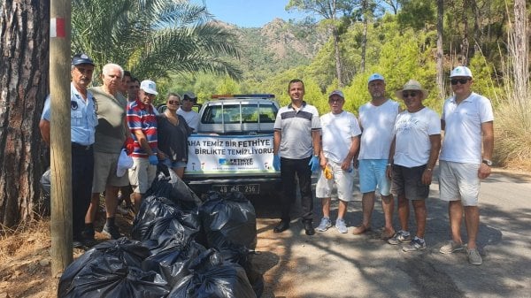 Fethiye'de vatandaşların gönüllü çöp temizliği