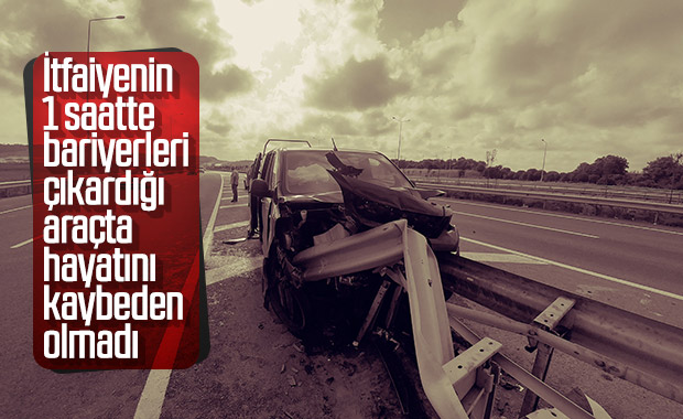 Havalimanına yolcu taşıyan minibüs bariyere saplandı