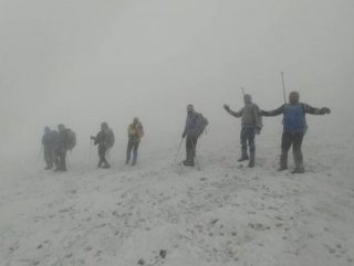Ağrı Dağı’na tırmanan dağcılar tipi ve fırtınaya yakaland