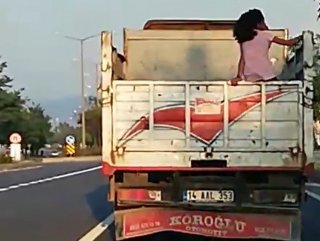 Bolu'da küçük kızın kamyon kasasında yolculuğu