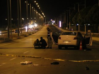İzmir'de otomobilin çarptığı çift hayatlarını kaybetti