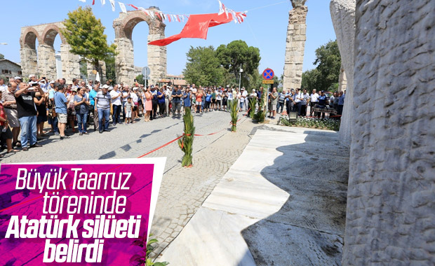 Büyük Taarruz töreninde görülen Atatürk silüeti