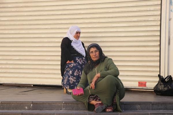 Diyarbakır'da ailelerin eylemi üzerine HDP kepenk kapattı