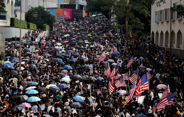 Hong Konglu göstericiler Trump'tan yardım istedi 