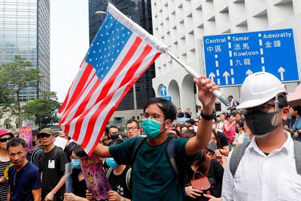 Hong Konglu göstericiler Trump'tan yardım istedi 