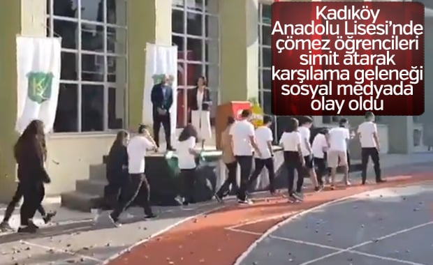 Kadıköy'de yeni öğrenciler simit atılarak karşılandı