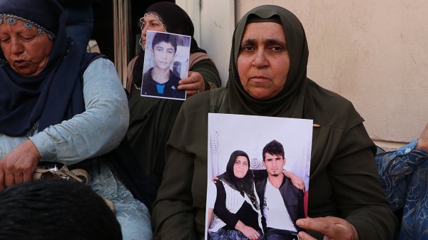 Diyarbakır'daki oturma eylemine bir anne daha katıldı
