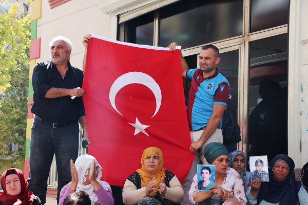 Diyarbakır'da HDP binası önünde Türk bayrağı açıldı