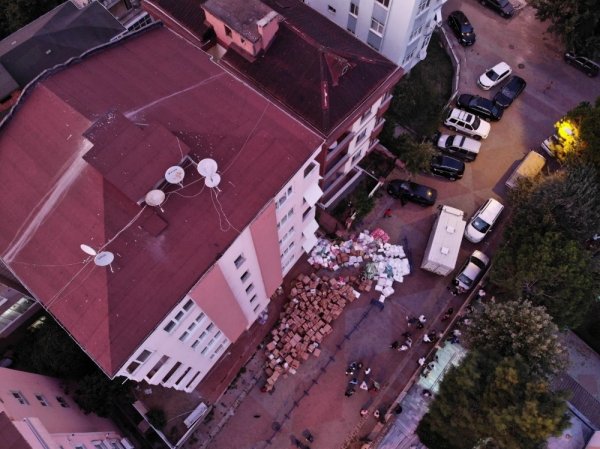 Maltepe'de kolonlarında çatlaklar oluşan bina boşaltıldı