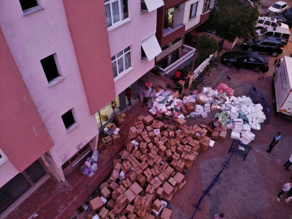 Maltepe'de kolonlarında çatlaklar oluşan bina boşaltıldı