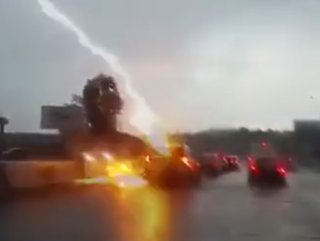 Rusya'da trafikte ilerleyen bir otomobile yıldırım çarptı