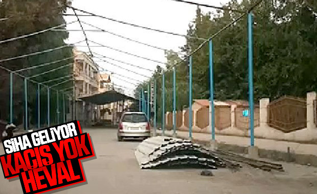 YPG'li teröristler caddeleri sacla kaplamaya başladı