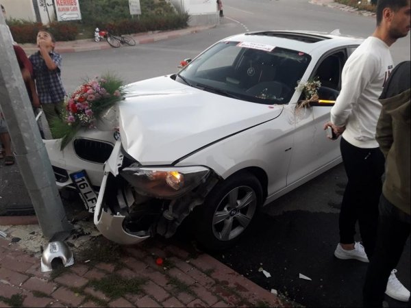 Sevgilisinin gönlünü almaya giderken kaza yaptı