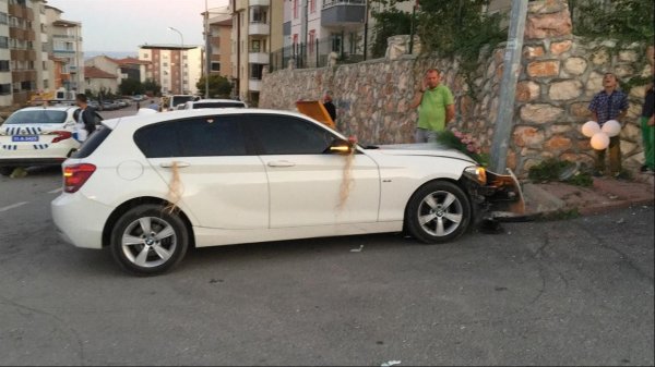 Sevgilisinin gönlünü almaya giderken kaza yaptı