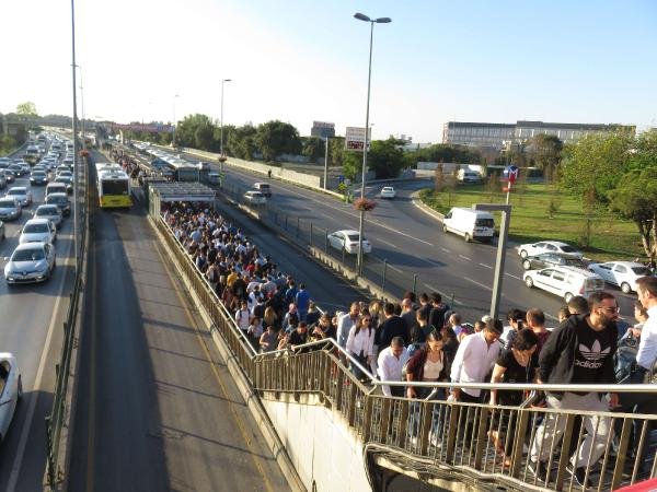 Altunizade metrobüs durağında yoğunluk