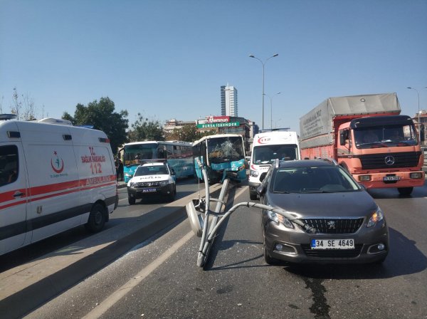 İstanbul'da otobüs kaldırıma çıktı