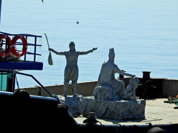 Hacı Bektaş Veli ve Pir Sultan Abdal heykeli denizle buluştu