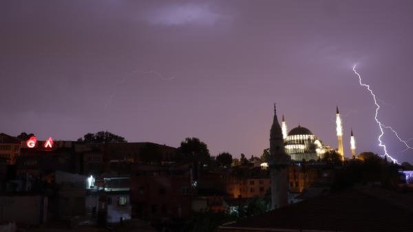 Beklenen fırtına İstanbul'a geldi