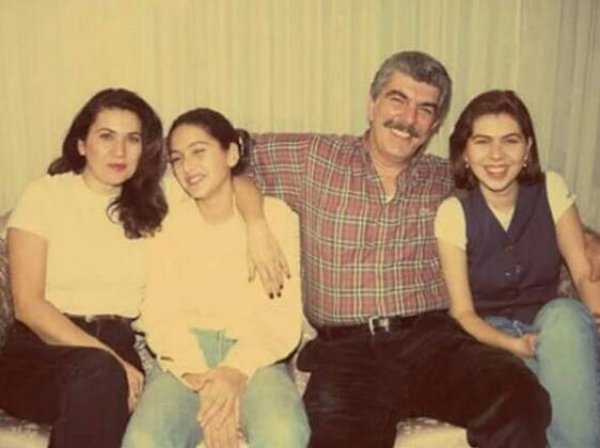 Bergüzar Korel'in ablası temizliğe gidiyor