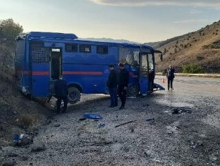 Sivas'ta mahkumları taşıyan araç devrildi: 9 yaralı