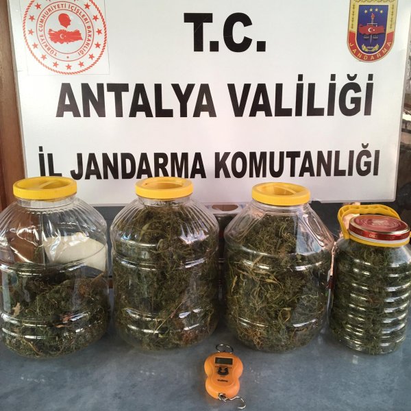 Antalya Da 4 Bidona Zulalanan Esrar Operasyonla Yakalandi
