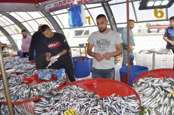 Afyonkarahisar'da pazarcı çiğ balık yiyerek satış yapıyor