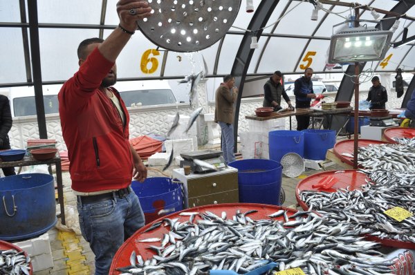 Afyonkarahisar'da pazarcı çiğ balık yiyerek satış yapıyor