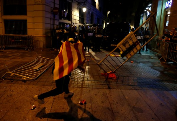 İspanya'da ayrılıkçı Katalan siyasilere hapis cezaları