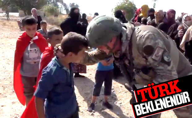 Türk askerinin Suriyeli çocukları bağrına bastığı anlar