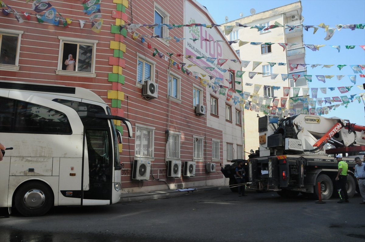 HDP önünde oturan anneleri engellemeye çalıştılar