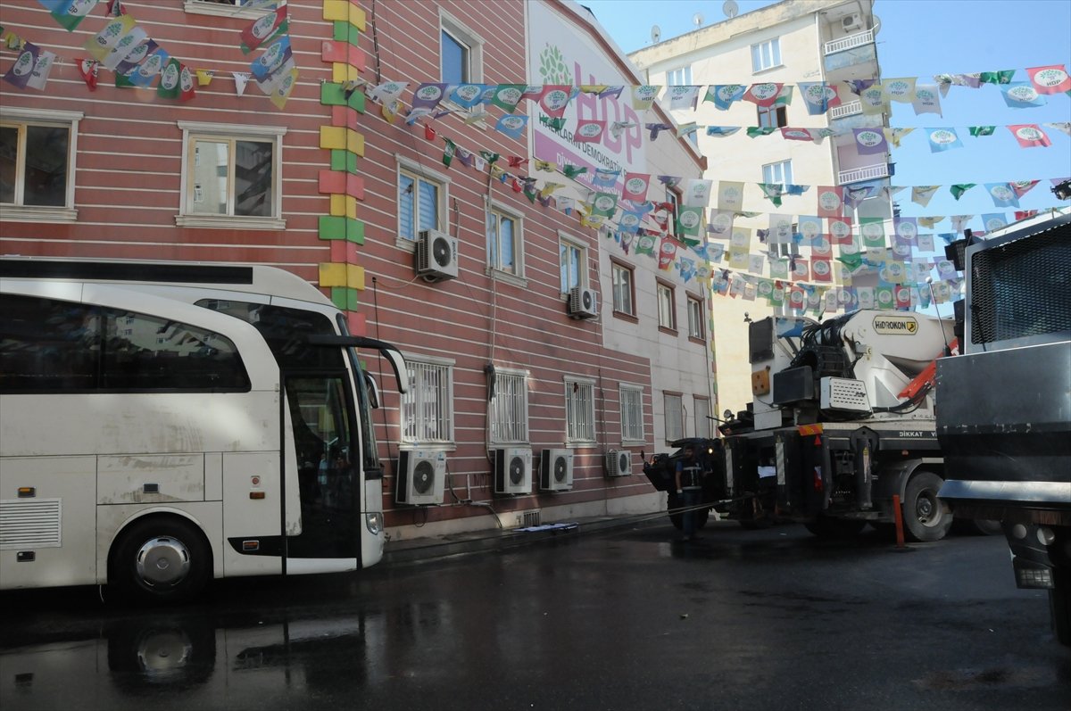 HDP önünde oturan anneleri engellemeye çalıştılar