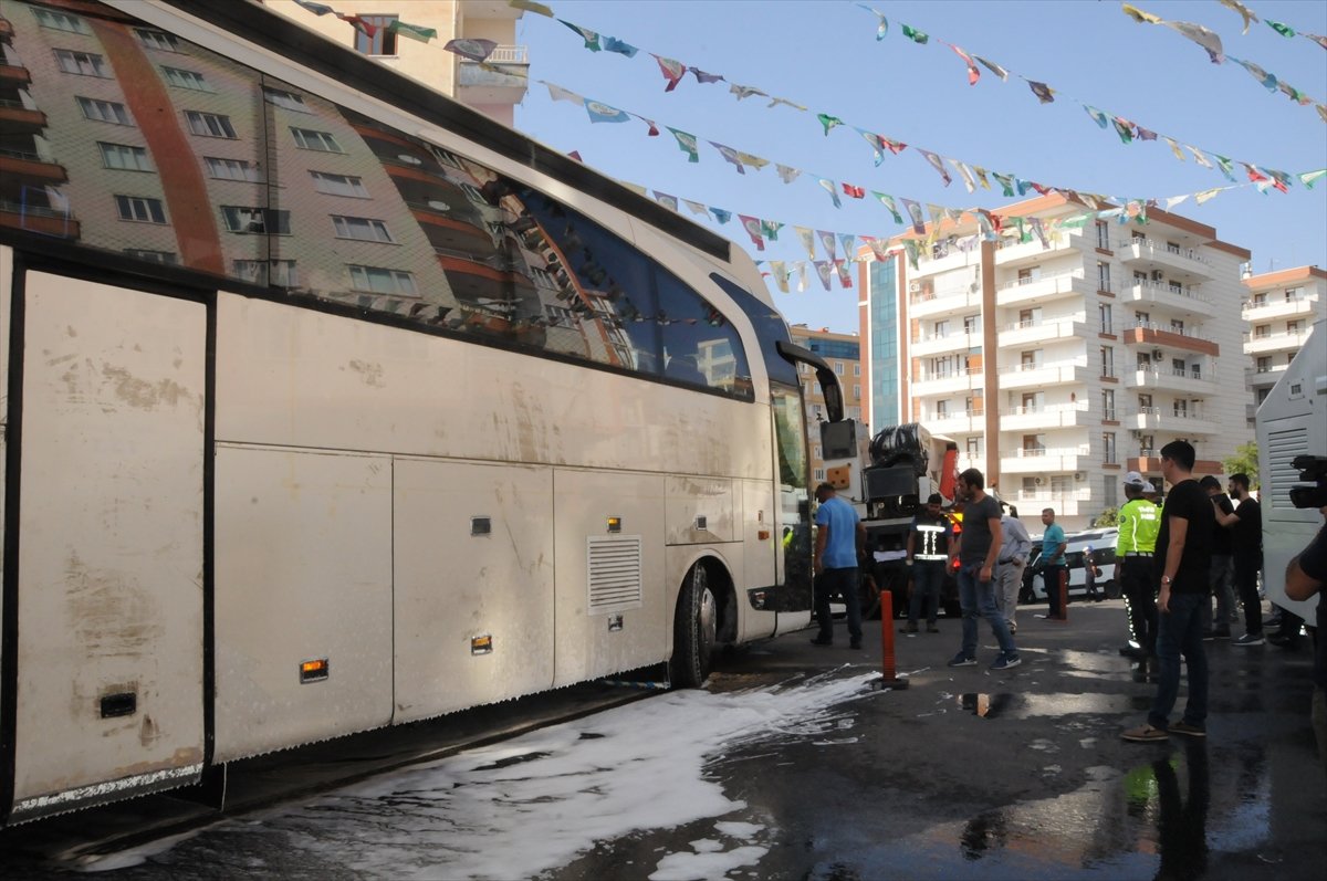 HDP önünde oturan anneleri engellemeye çalıştılar