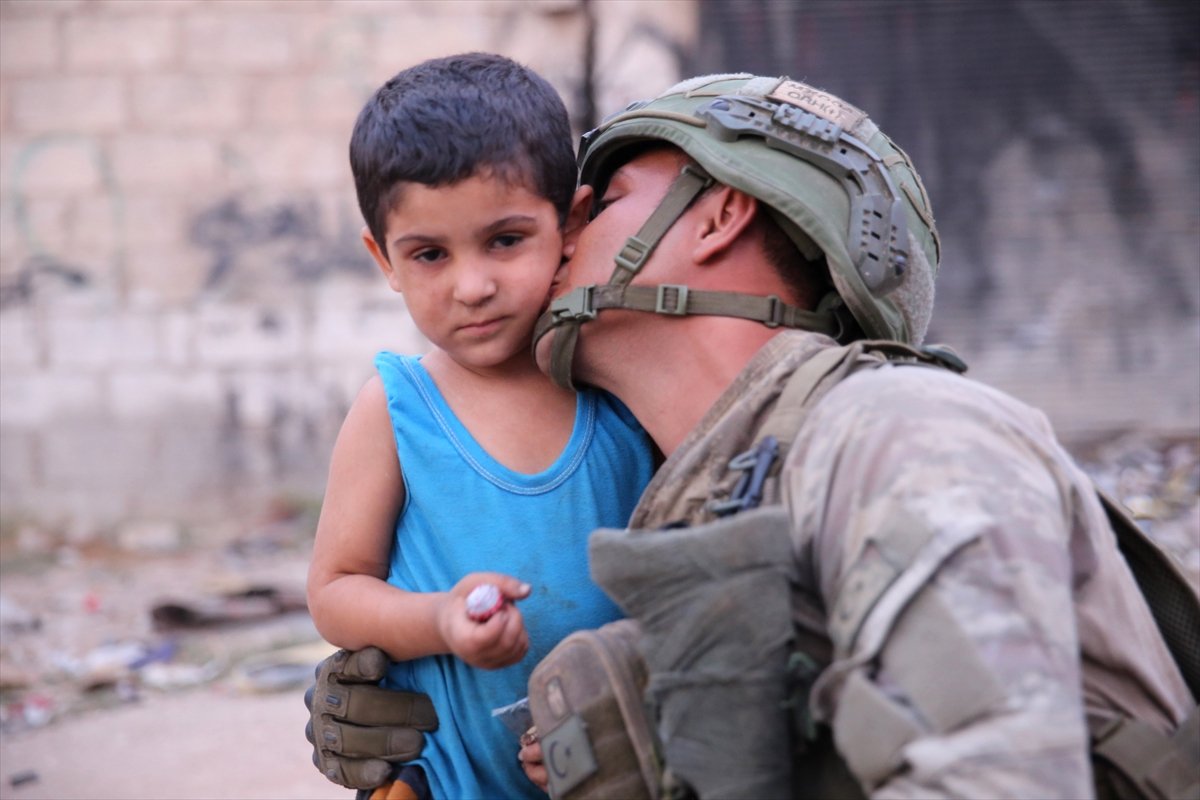 Türk askeri ve Suriyeli çocukların yakınlığı