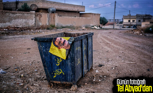 Tel Abyad'da Öcalan fotoğrafı çöp oldu