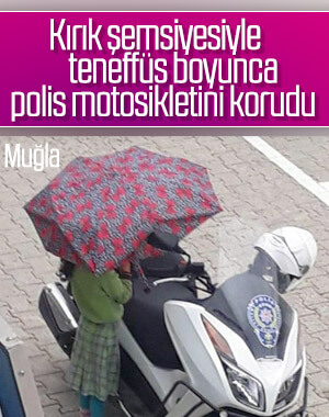 Polisin motosikleti ıslanmasın diye şemsiyesiyle bekledi
